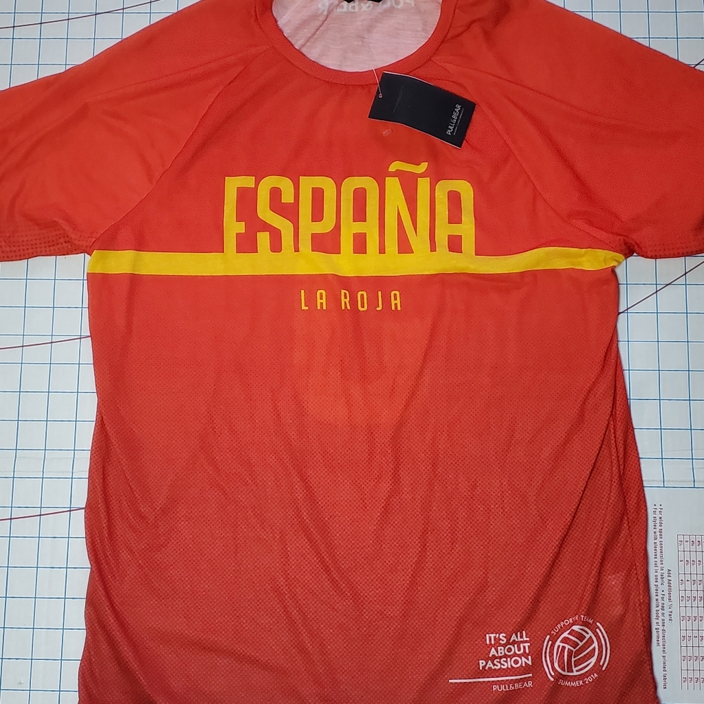 Espana La Roja Spain # 5 Soccer Jersey Shirt Men's Small Pull & Bear Red New